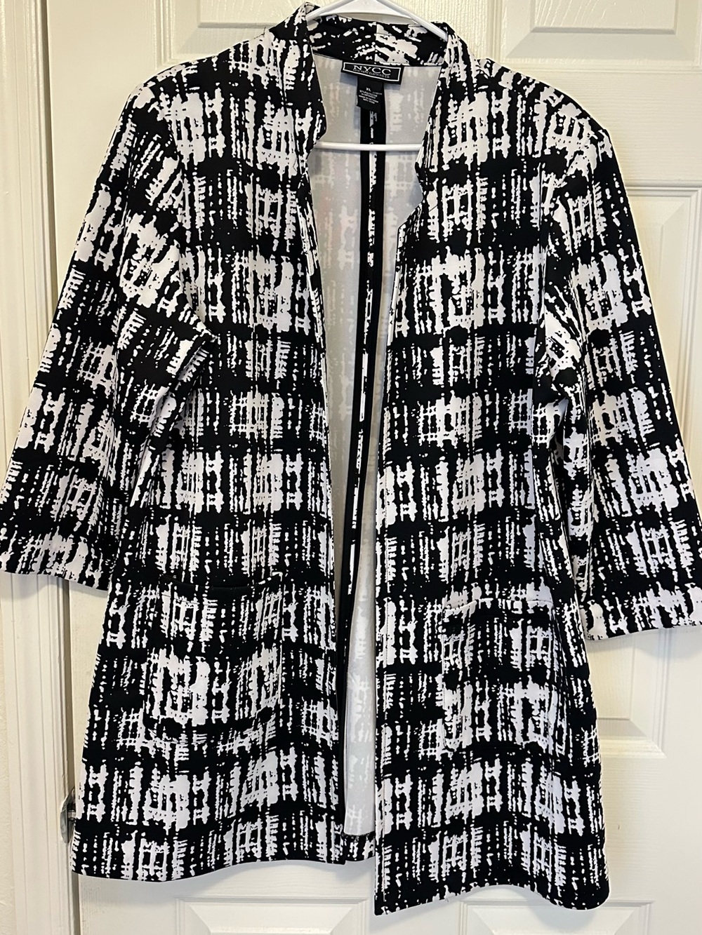 New York & Company Black & White Open Front Patterned Cardigan